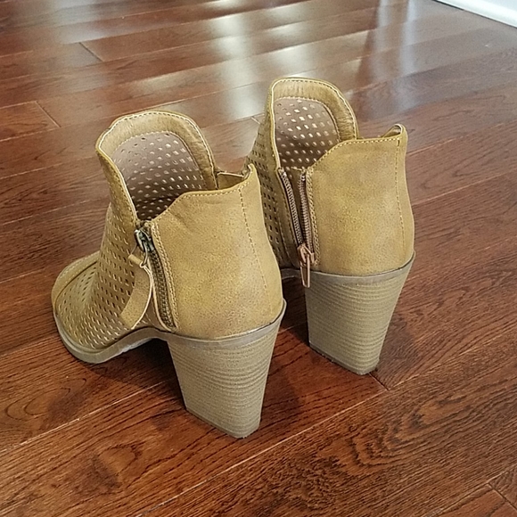 Camel cutout ankle booties - Picture 4 of 4